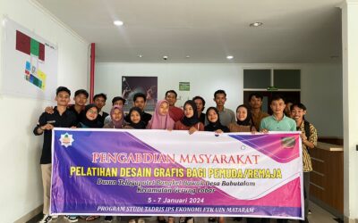 MAHASISWA DAN ALUMNI TADRIS IPS MEMBERIKAN PELATIHAN DESAIN GRAFIS BAGI REMAJA DAN PEMUDA DESA BABUSSALAM