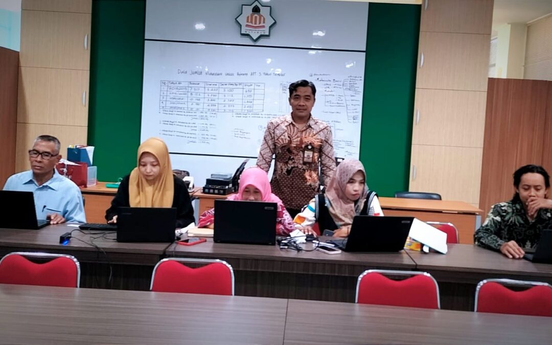 TIM VERIFIKATOR NILAI RAPOR DAN PRESTASI SISWA CALON MAHASISWA BARU MELALUI JALUR SPAN TANCAP GAS TUNTASKAN RIBUAN BERKAS