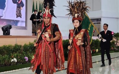 PARADE DEFILE PARA DUTA KAMPUS UJE KEBOLEHAN PADA ACARA PEMBUKAAN PEKAN OLAHRAGA, RISET, DAN ORNAMEN SENI KE-3 DI UIN MATARAM