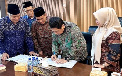 PENANDATANGANAN SERAH TERIMA TANAH HIBAH PEMERINTAH LOMBOK BARAT KEPADA UIN MATARAM OLEH SEKJEN KEMENAG RI