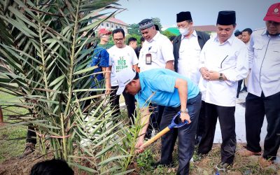 REKTOR PIMPIN GERAKAN 1000 POHON DI UIN MATARAM : KURMA AJWA AT-TOHIRI SEPANJANG JALAN SAMBUT HARI MENANAM NASIONAL 2024