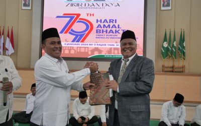 REKTOR SERAHKAN TALI ASIH RP32 JUTA KEPADA DRS. H. SUBUHI, M.PD. PADA UPACARA HAB KE-79 KEMENTERIAN AGAMA