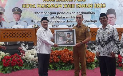 REKTOR UIN MATARAM PROF. DR. H. MASNUN TAHIR, M.AG. TERIMA PENGHARGAAN TOKOH PENDIDIKAN