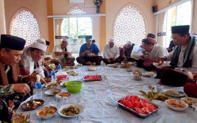 REKTOR UIN MATARAM SAMPAIKAN PESAN CINTA TRADISI LEBARAN TOPAT : MUNAJAT DOA, ZIKIR, DAN SARAPAN BARENG WARGA MASYARAKAT