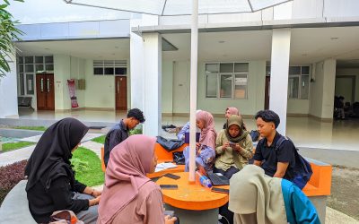 MAHASISWA ISI LIBUR IDUL ADHA DENGAN DISKUSI DAN KERJA KELOMPOK DI TAMAN HUMAS