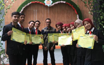 HUMAS PROTOKOL UIN MATARAM JADI ROLE MODEL: 20 MAHASISWA RESMI TERIMA PIAGAM DAN PIN KEHORMATAN