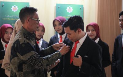 PENYEMATAN PIN HUMAS: GERBANG KARIER MAHASISWA MAGANG MULTITALENTA UIN MATARAM