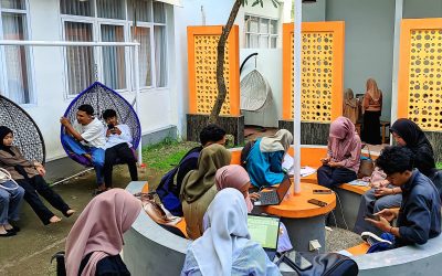 LIBUR BUKAN ALASAN DIAM: MAHASISWA UIN MATARAM MANFAATKAN TAMAN HUMAS UNTUK BELAJAR DAN BERKARYA