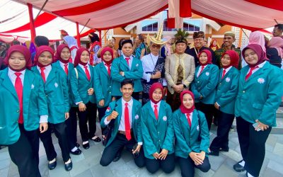 DELEGASI MAHASISWA HUMAS PROTOKOL UIN MATARAM TAMPIL PRIMA WAKILI UNSUR MAHASISWA SE-NTB PADA UPACARA APEL DI HALAMAN KANTOR GUBERNUR