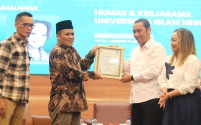 PENGELOLAAN WEBSITE KIAN DIPERKUAT: PROF. DR. H. MASNUN TAHIR RAIH PENGHARGAAN TOKOH KOMUNIKASI PUBLIK INSPIRATIF IPRAHUMAS 2025