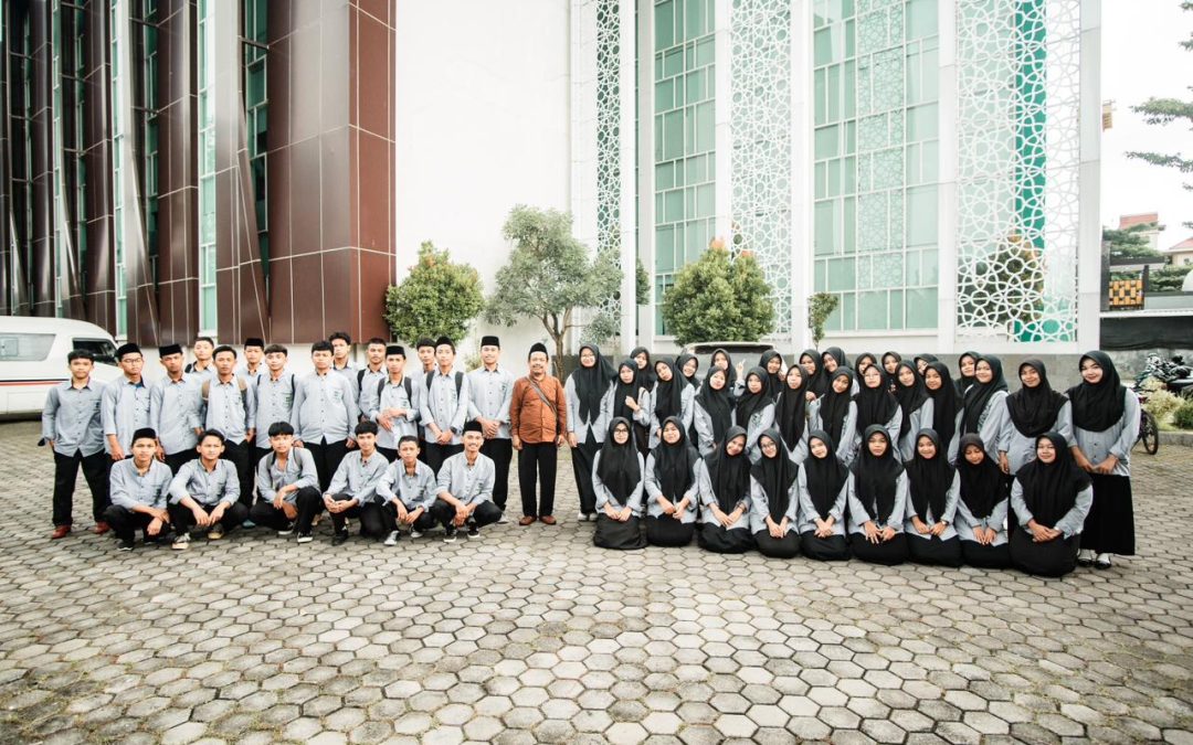 MENGUKUR POTENSI, MERAJUT ASA: 54 SANTRI ULIL ALBAB GEGEK LOMBOK TIMUR UJI KEMAMPUAN BAHASA INGGRIS DI UPT PENGEMBANGAN BAHASA UIN MATARAM