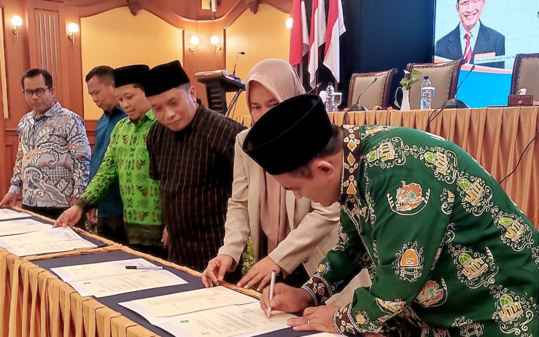 PENANDATANGANAN KONTRAK KERJA DEKAN DAN DIREKTUR, REKTOR TEKANKAN SPIRIT ASTA CITA, ASTA PROTAS, DAN ASTA PRIMA