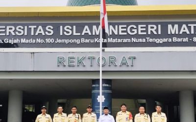 HORMATI JASA WAKIL PRESIDEN KE-6 TRY SUTRISNO : UIN MATARAM KIBARKAN BENDERA SETENGAH TIANG