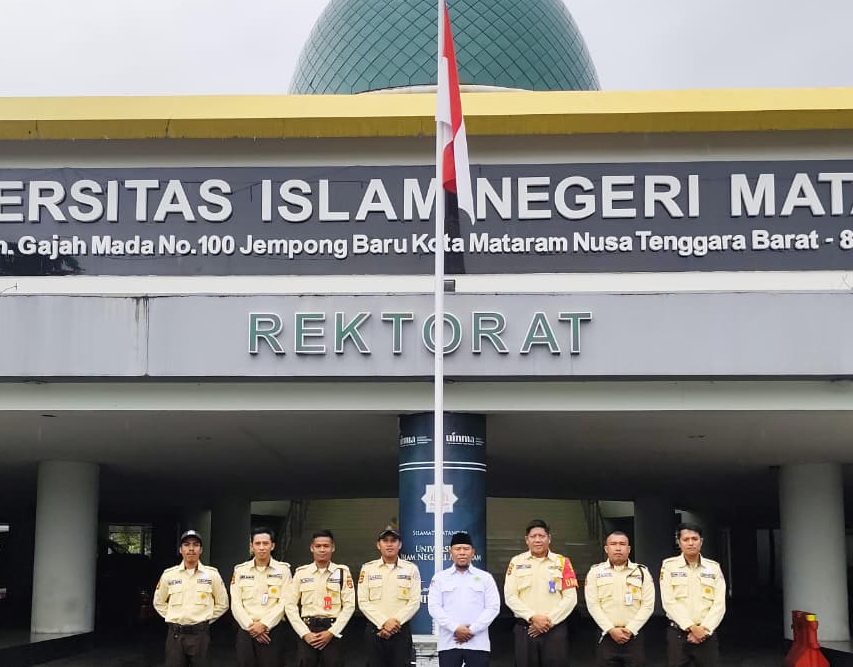 HORMATI JASA WAKIL PRESIDEN KE-6 TRY SUTRISNO : UIN MATARAM KIBARKAN BENDERA SETENGAH TIANG