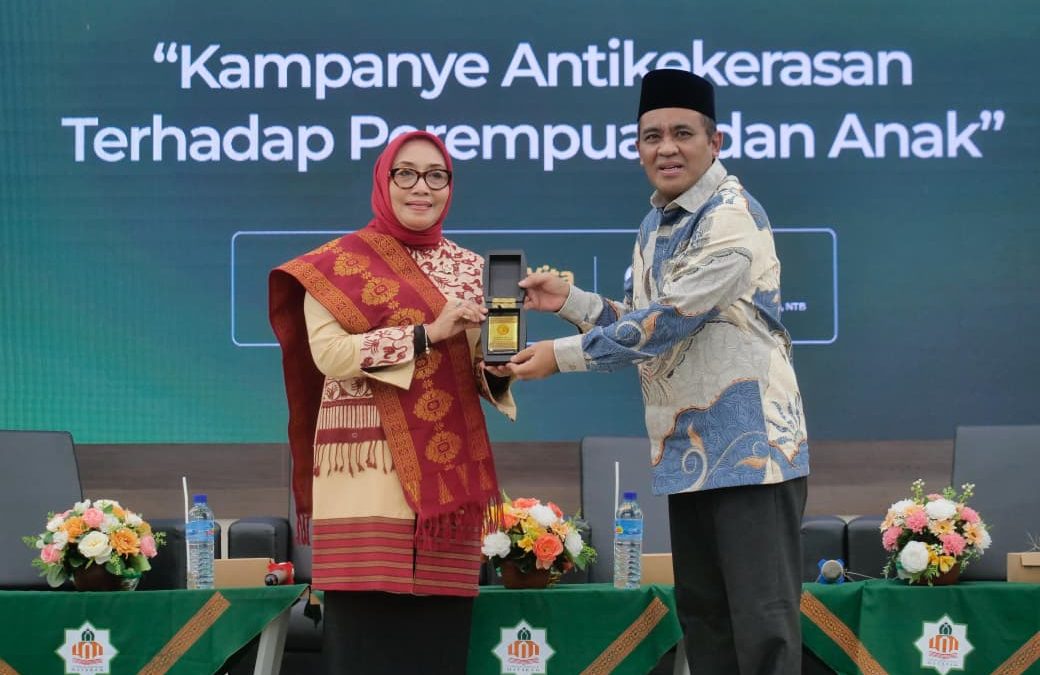 GEMA DEKLARASI DI AUDITORIUM UIN MATARAM: REKTOR UIN MATARAM MEMIMPIN DEKLARASI ANTI KEKERASAN TERHADAP PEREMPUAN DAN ANAK
