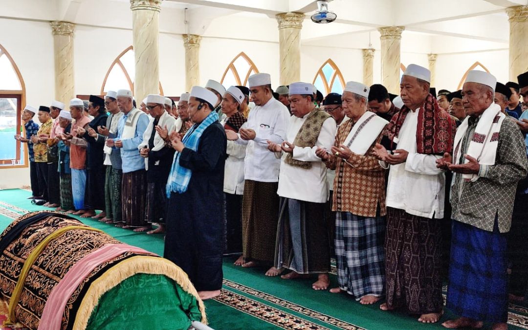 RATUSAN KELUARGA BESAR UIN MATARAM IRINGI PROSESI PEMAKAMAN ALMARHUMAH HJ. HAFSAH SAHABUDIN DI MAKAM LOANG BALOQ MATARAM