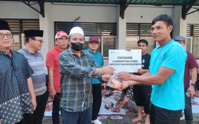 IDUL ADHA PENUH KEBERSAMAAN : UIN MATARAM SALURKAN 1.000 PAKET DAGING KURBAN