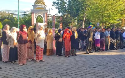 RATUSAN DOSEN DAN PEGAWAI PADATI HALAMAN REKTORAT, UIN MATARAM GELAR UPACARA BENDERA PERINGATAN HARI PENDIDIKAN NASIONAL 2026