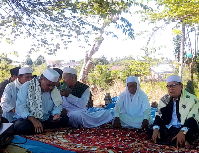 REKTOR PROF. DR. TGH. MASNUN TAHIR HADIRI PEMAKAMAN ALMARHUM LALU TSABIT, S.SOS., SAMPAIKAN DUKA MENDALAM KELUARGA BESAR UIN MATARAM