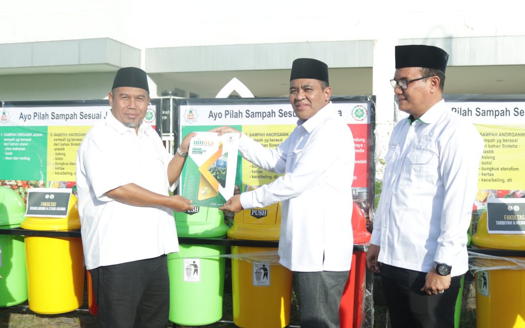 PERKUAT TATA KELOLA PERSAMPAHAN : REKTOR UIN MATARAM SERAHKAN TONG SAMPAH KE FAKULTAS DAN PASCASARJANA