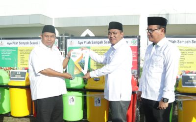 PERKUAT TATA KELOLA PERSAMPAHAN : REKTOR UIN MATARAM SERAHKAN TONG SAMPAH KE FAKULTAS DAN PASCASARJANA